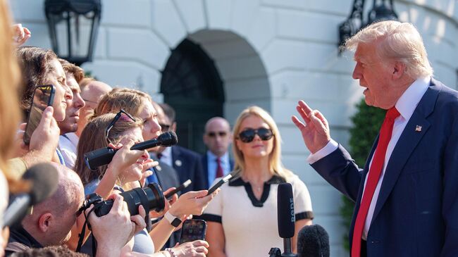 Президент США Дональд Трамп общается с журналистами. 25 июля 2025