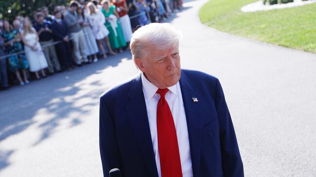 Президент США Дональд Трамп общается с журналистами. 25 июля 2025