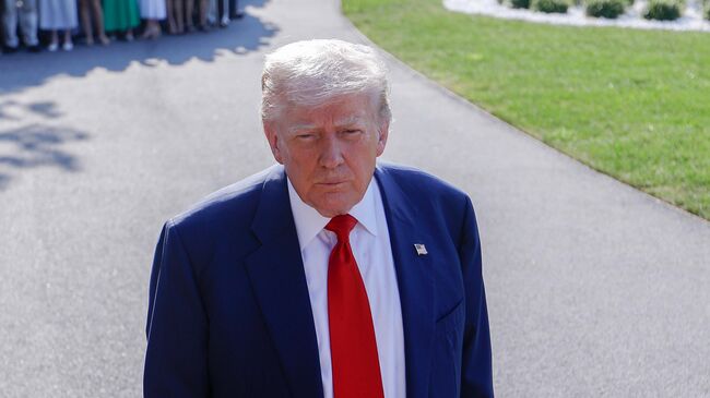 Президент США Дональд Трамп общается с журналистами. 25 июля 2025