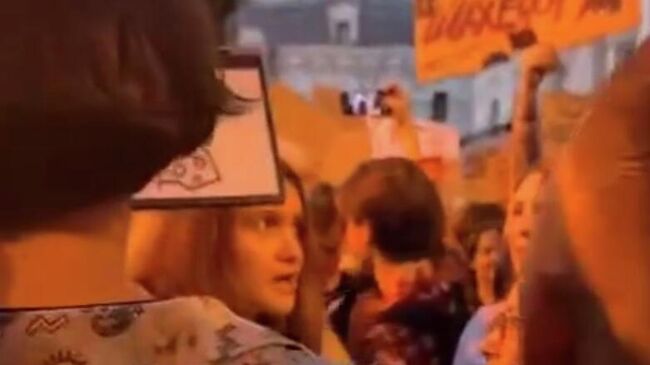 В нардепа Верховной рады Украины Марьяну Безуглую плюнули во время акции протеста. Кадр видео из соцсетей