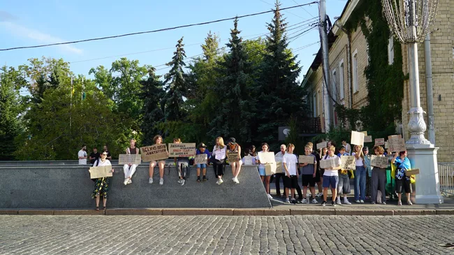 Участники акции протеста из-за закона, отменяющего независимость НАБУ и САП, в Харькове, Украина
