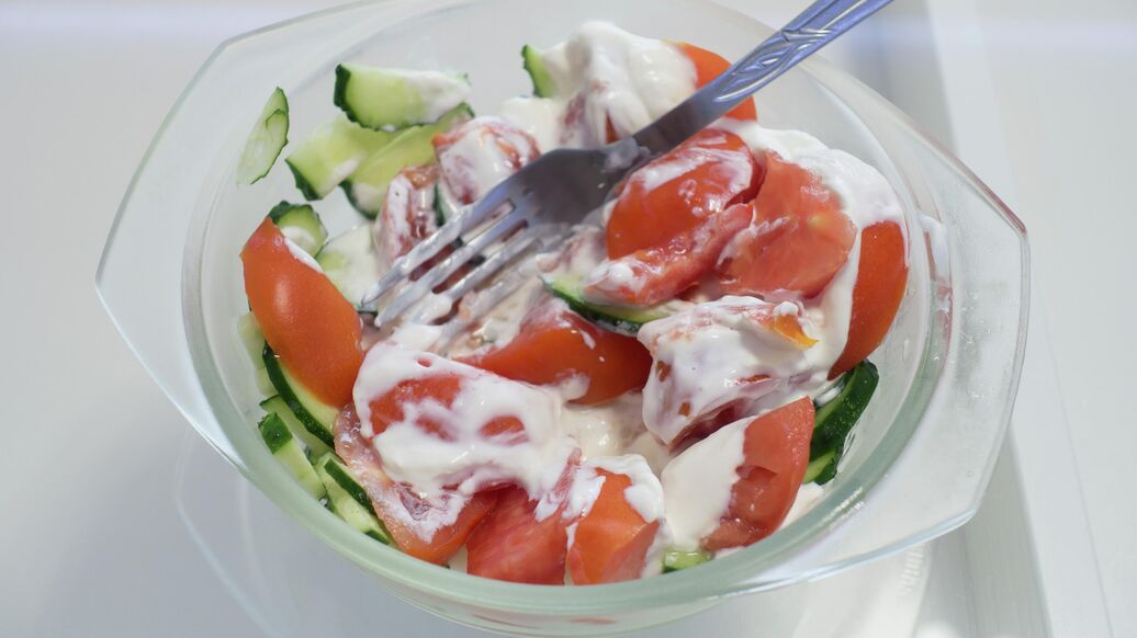 Россиян предупредили об угрозе, которая может крыться в летних салатах