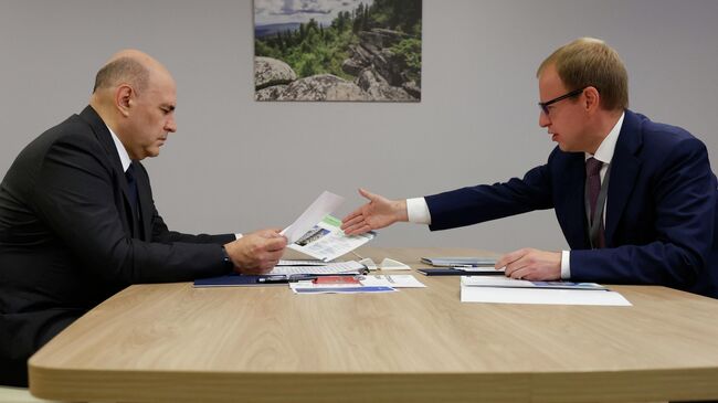 Председатель правительства РФ Михаил Мишустин и губернатор Алтайского края Виктор Томенко во время встречи. 26 июля 2025 Председатель правительства РФ Михаил Мишустин и губернатор Алтайского края Виктор Томенко во время встречи. 26 июля 2025