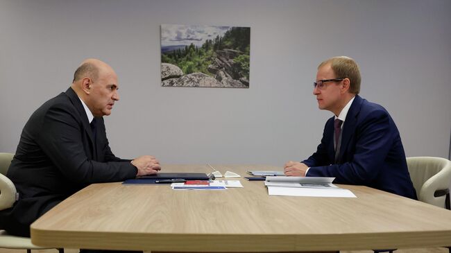 Председатель правительства РФ Михаил Мишустин и губернатор Алтайского края Виктор Томенко во время встречи. 26 июля 2025 Председатель правительства РФ Михаил Мишустин и губернатор Алтайского края Виктор Томенко во время встречи. 26 июля 2025
