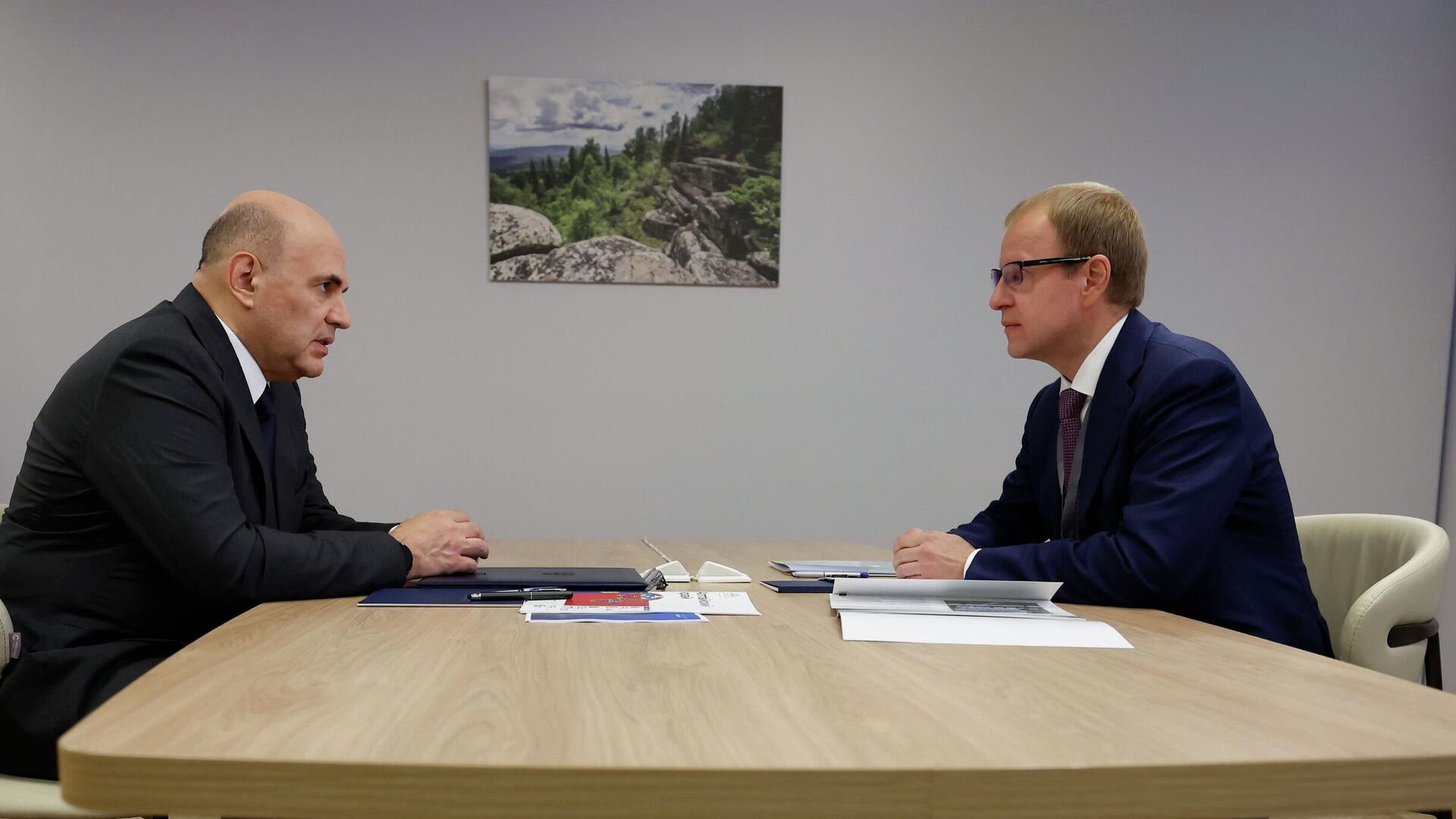 Председатель правительства РФ Михаил Мишустин и губернатор Алтайского края Виктор Томенко во время встречи. 26 июля 2025 - РИА Новости, 1920, 26.07.2025