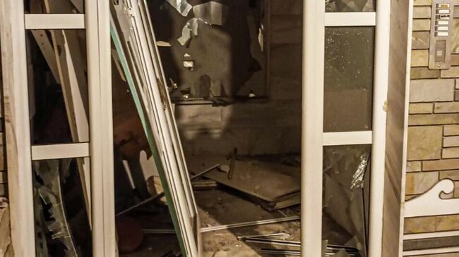Последствия взрыва возле входа в многоквартирный дом в Салониках