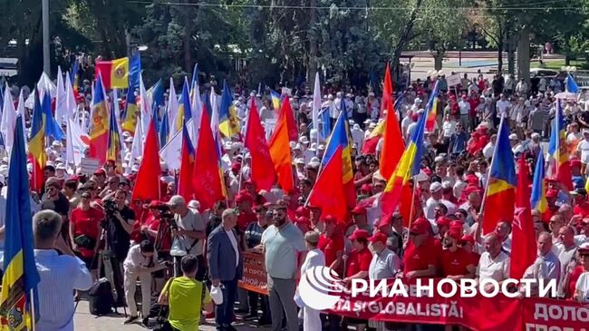 Тысячи сторонников четырех оппозиционных партий Молдавии на митинге в Кишиневе