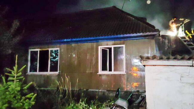 Последствия пожара в двухквартирном доме в городе Белово Кемеровской области. 26 июля 2025