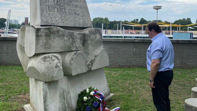 Дипломаты российского посольства в Словакии возложили венок к памятнику в честь подвига советских моряков, освобождавших Братиславу от фашизма