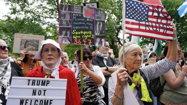 Участники акции протеста против Дональда Трампа в Эдинбурге