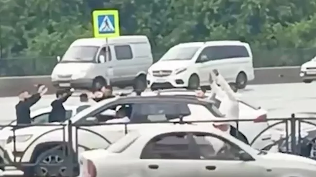 Водители перекрыли трассу в Екатеринбурге, чтобы потанцевать