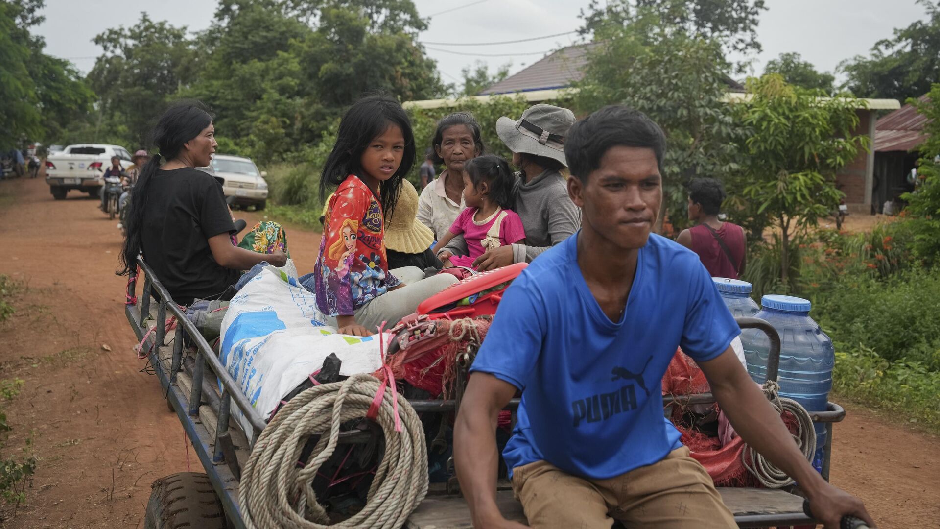 Камбоджийские граждане из деревень вблизи обостряющейся линии фронта покидают свои дома  - РИА Новости, 1920, 26.07.2025