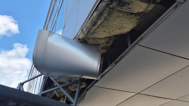 Водитель спецавтомобиля на территории петербургского аэропорта Пулково повредил часть облицовки терминала