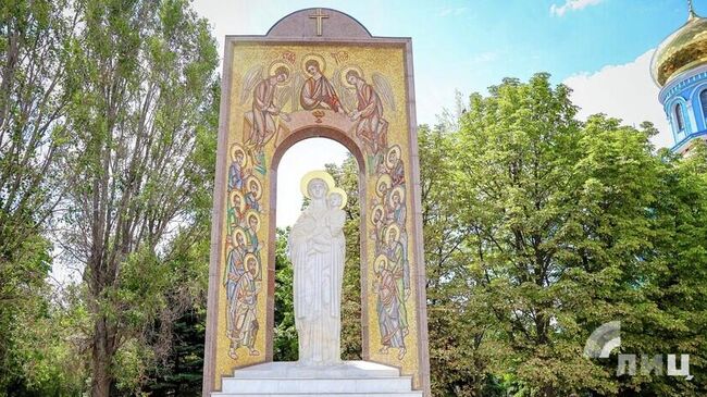 Памятник Божьей матери у храма Луганска Умиление