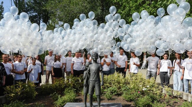Акция у скульптуры Дети Донбасса - дети войны в Донецке в День памяти детей - жертв войны в Донбассе. 27 июля 2025