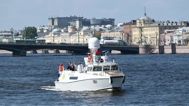 Президент РФ, верховный главнокомандующий ВС РФ Владимир Путин на патрульном катере Раптор в Санкт-Петербурге в День Военно-морского флота. 27 июля 2025