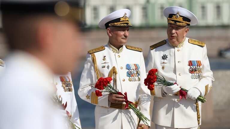 Военнослужащие ВМФ РФ на церемонии возложения цветов к памятнику Петру I в Санкт-Петербурге в честь празднования Дня Военно-Морского Флота