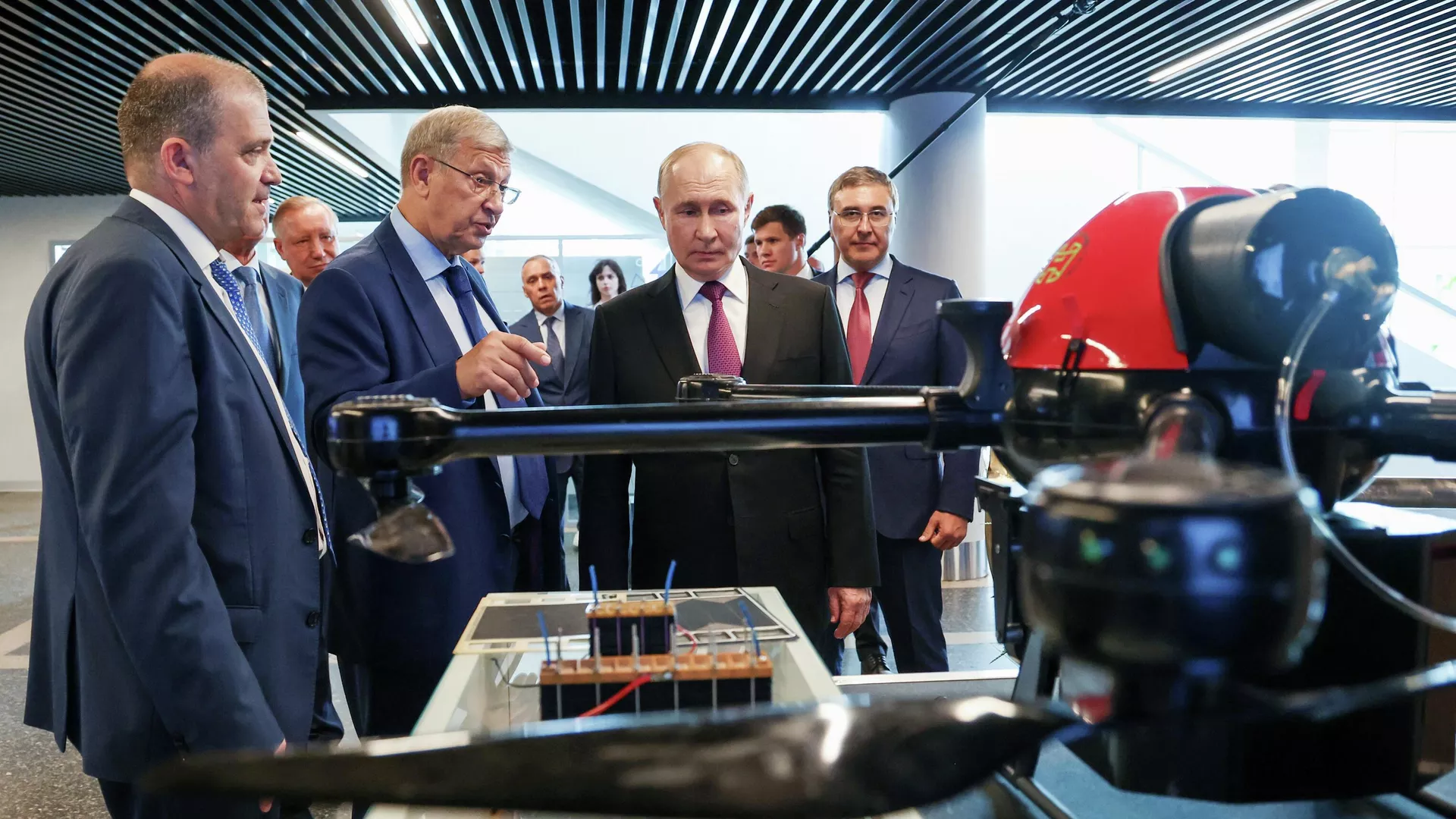 Президент РФ Владимир Путин осматривает выставку техники в научно-производственном корпусе Санкт-Петербургского государственного морского технического университета.