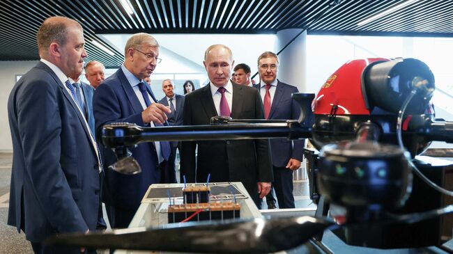 Президент РФ, верховный главнокомандующий ВС РФ Владимир Путин осматривает выставку техники во время посещения научно-производственного корпуса Санкт-Петербургского государственного морского технического университета. 27 июля 2025 Президент РФ, верховный главнокомандующий ВС РФ Владимир Путин осматривает выставку техники во время посещения научно-производственного корпуса Санкт-Петербургского государственного морского технического университета. 27 июля 2025