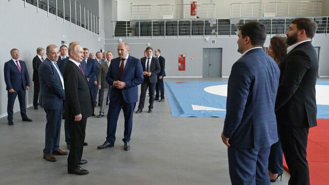 Президент РФ, верховный главнокомандующий ВС РФ Владимир Путин посещает центр единоборств Санкт-Петербургского государственного морского технического университета. 27 июля 2025