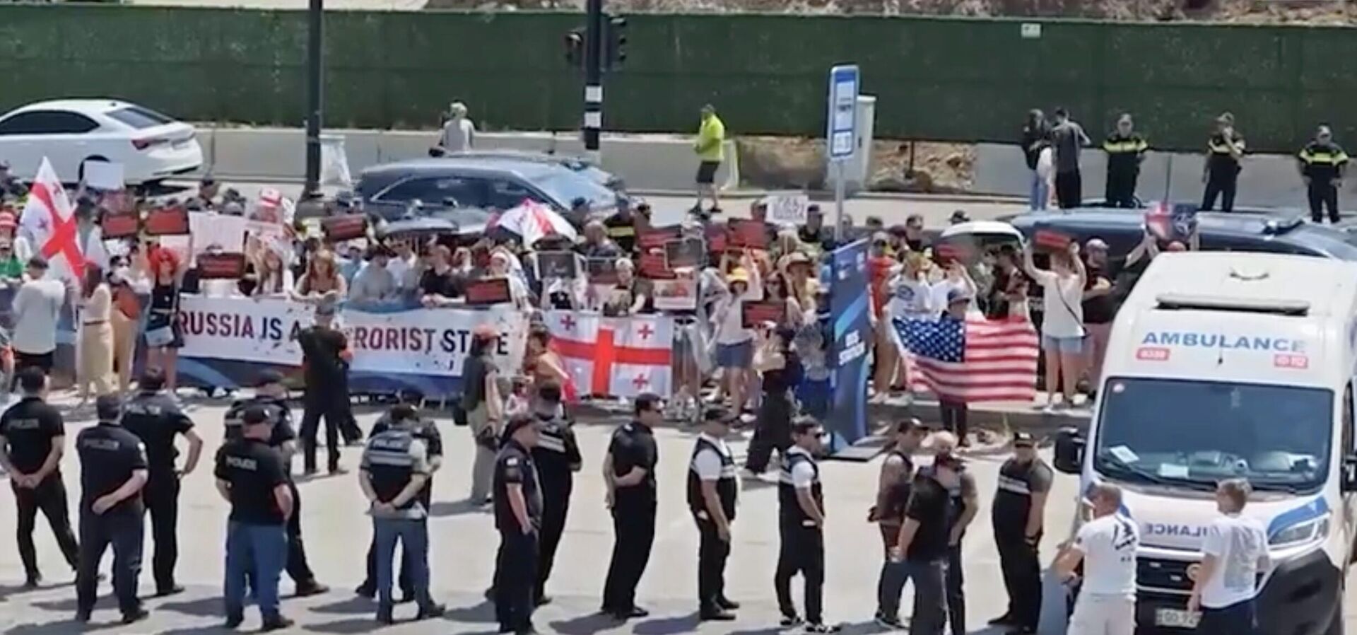 Антироссийский митинг около Олимпийского дворца в Тбилиси Антироссийский митинг около Олимпийского дворца в Тбилиси - РИА Новости, 1920, 27.07.2025