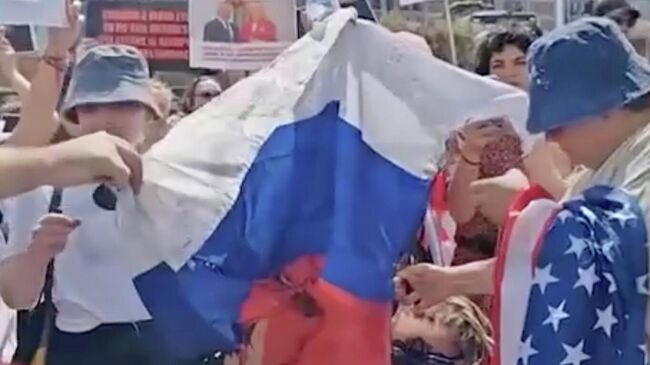 Провокаторы из разных неправительственных организаций Грузии сожгли флаг России в Тбилиси