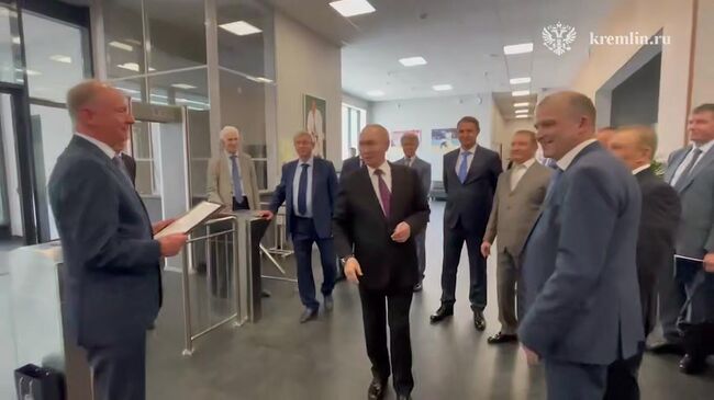 Путину вручили медаль За верность российскому флоту