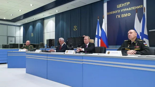 Президент РФ, верховный главнокомандующий ВС РФ Владимир Путин в Главном адмиралтействе в Санкт-Петербурге во время проверки оперативных учений ВМФ Июльский шторм