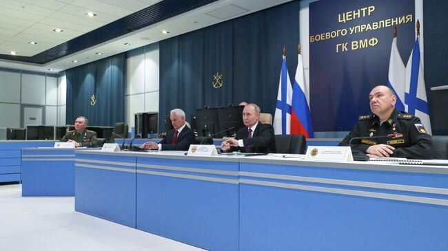 Президент РФ, верховный главнокомандующий ВС РФ Владимир Путин в Главном адмиралтействе в Санкт-Петербурге во время проверки оперативных учений ВМФ Июльский шторм. 27 июля 2025