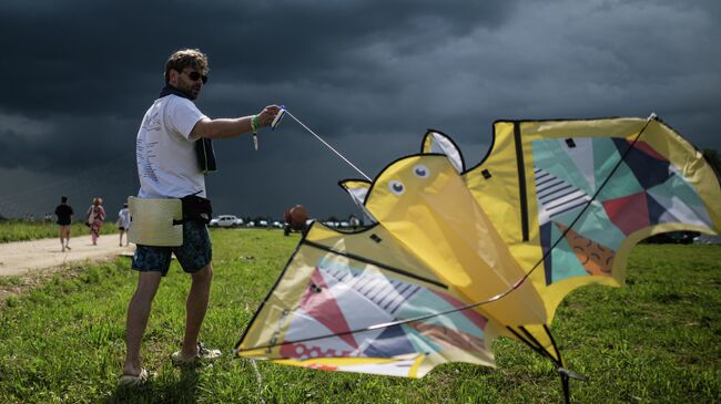 Посетитель на фестивале ландшафтных объектов Архстояние в арт-парке Никола-Ленивец в Калужской области. 27 июля 2025 Посетитель на фестивале ландшафтных объектов Архстояние в арт-парке Никола-Ленивец в Калужской области. 27 июля 2025