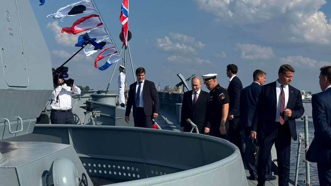 Путин оставил запись в книге почетных гостей на фрегате "Адмирал Григорович"
