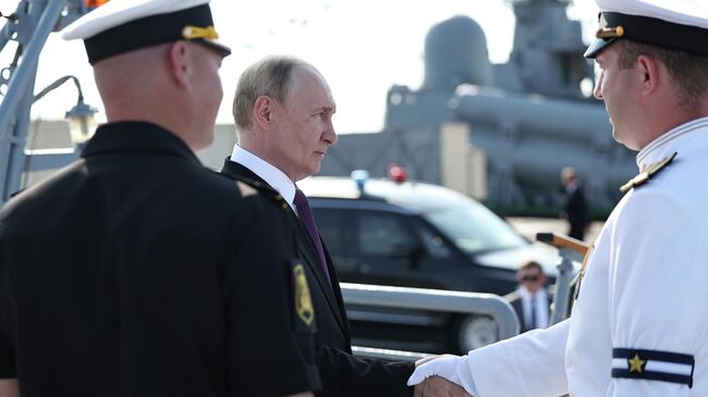 Президент РФ, верховный главнокомандующий ВС РФ Владимир Путин поднялся на борт фрегата Адмирал Григорович в День Военно-морского флота РФ. 27 июля 2025