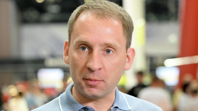 Министр природных ресурсов и экологии Александр Козлов во время интервью в международном аэропорту Шереметьево перед вылетом в Пхеньян. 27 июля 2025