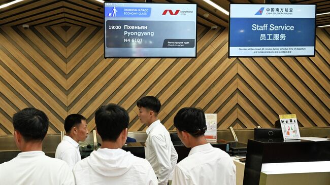 Пассажиры у стоек регистрации в международном аэропорту Шереметьево перед вылетом в Пхеньян. 27 июля 2025 года