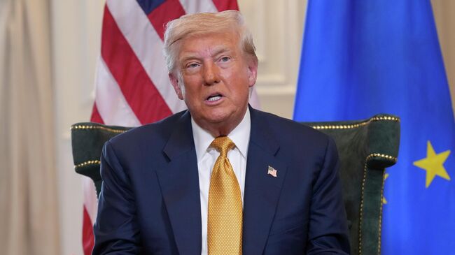 Президент Дональд Трамп во время встречи с председателем Европейской комиссии Урсулой фон дер Ляйен в Шотландии