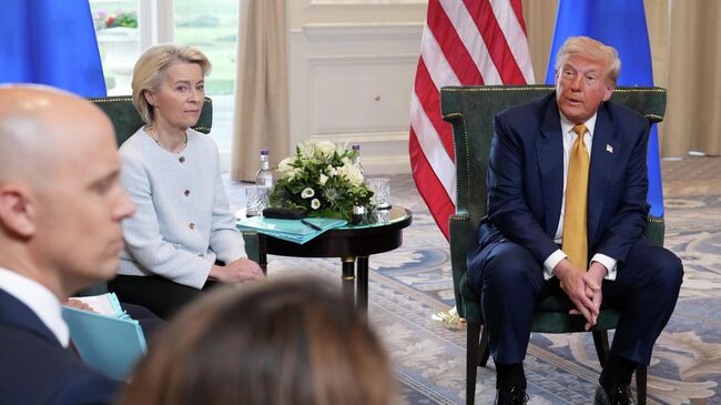 Президент США Дональд Трамп и председатель Европейской комиссии Урсула фон дер Ляйен во время встречи в Тернберри, Шотландия
