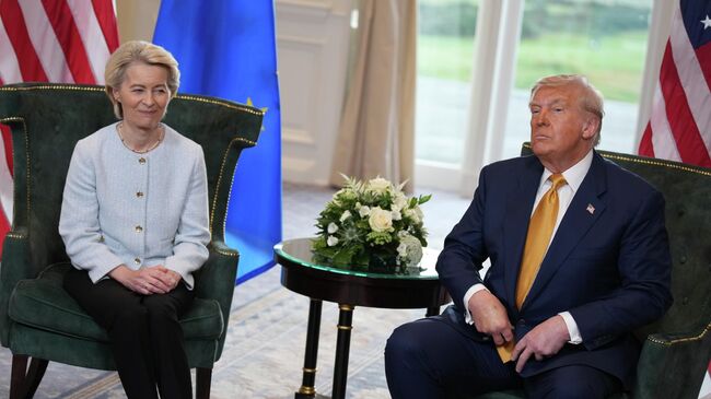Президент США Дональд Трамп и председатель Европейской комиссии Урсула фон дер Ляйен во время встречи