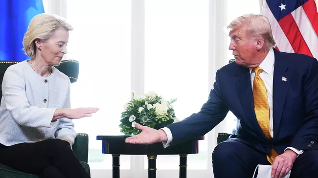 Президент Дональд Трамп США и председатель Европейской комиссии Урсула фон дер Ляйен во время встречи в Шотландии