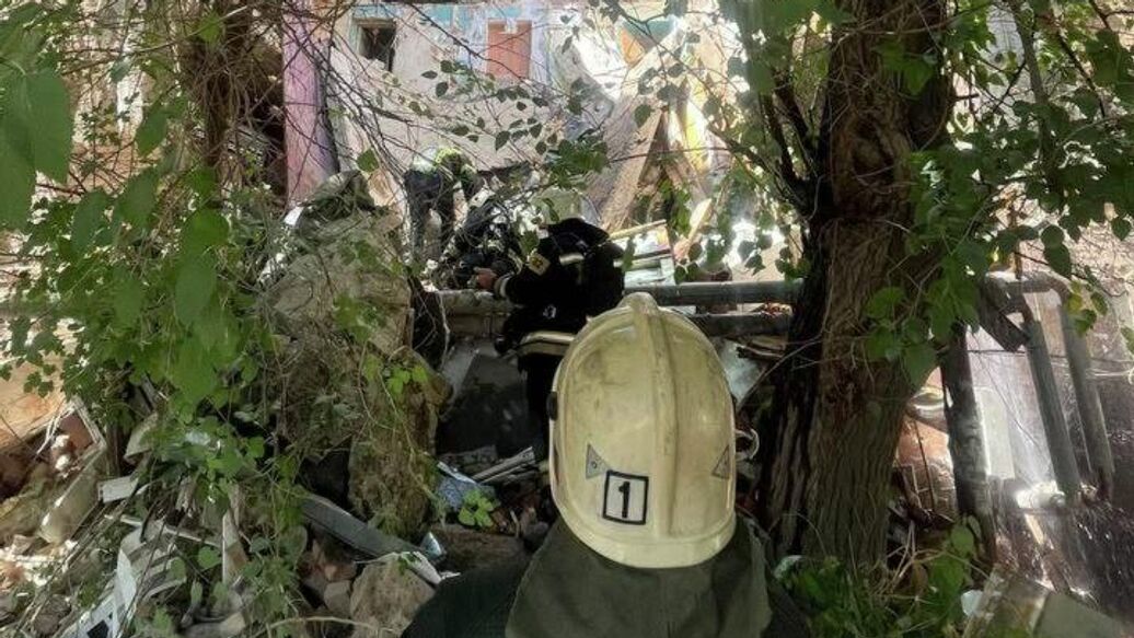 Спасатели эвакуировали 16 человек после обрушения подъезда дома в Астрахани