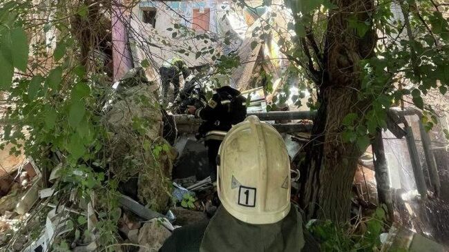 Сотрудники МЧС на месте обрушения жилого дома в Астрахани