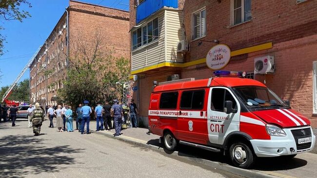 На месте обрушения части подъезда пятиэтажного дома на улице Ляхова в Астрахани