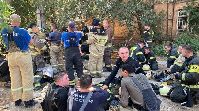 Сотрудники МЧС РФ на месте обрушения части подъезда пятиэтажного дома на улице Ляхова в Астрахани