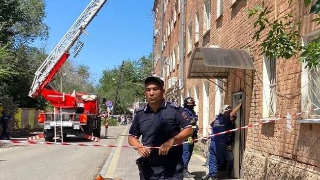 На месте обрушения части подъезда пятиэтажного дома на улице Ляхова в Астрахани