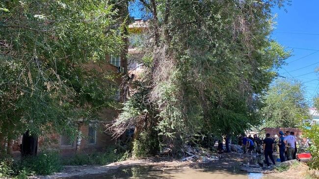 На месте обрушения части подъезда пятиэтажного дома на улице Ляхова в Астрахани
