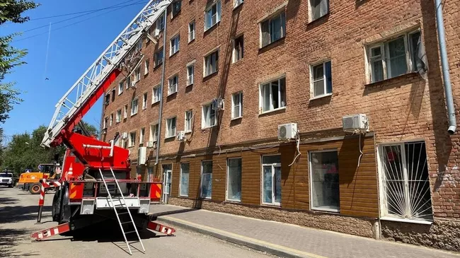 Машина противопожарной службы МЧС РФ на месте обрушения части подъезда пятиэтажного дома на улице Ляхова в Астрахани