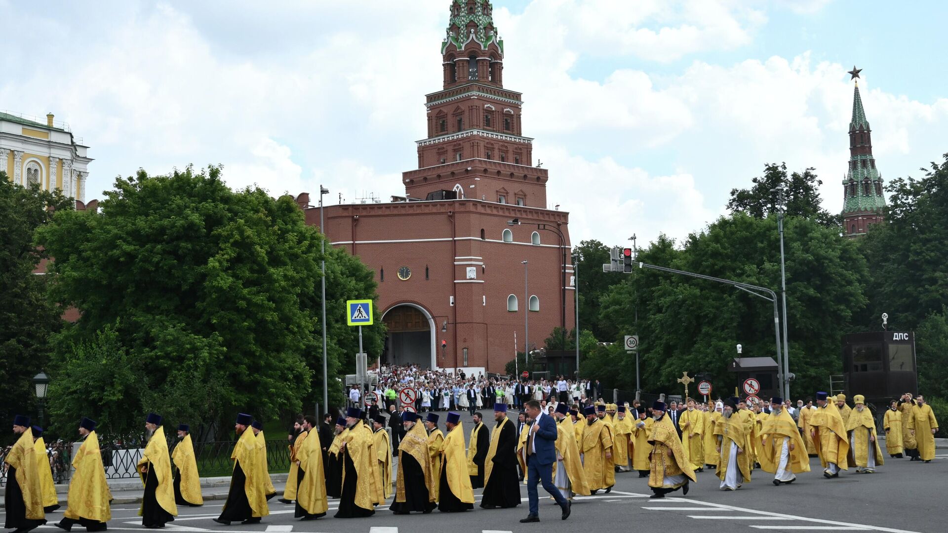 В Москве у памятника князю Владимиру начали собираться верующие