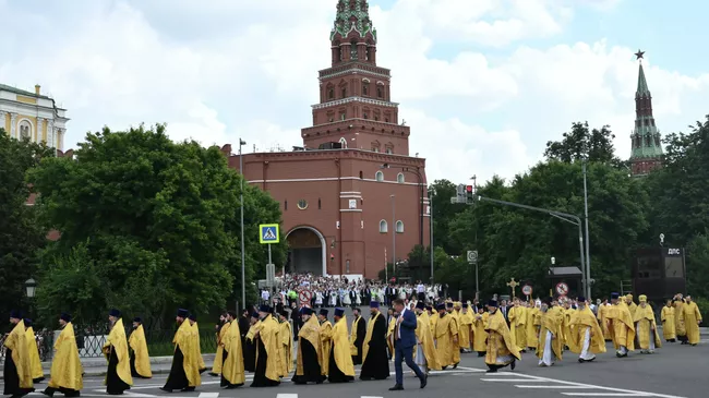 Крестный ход в день церковно-государственного праздника Крещения Руси к памятнику святому равноапостольному князю Владимиру в Москве