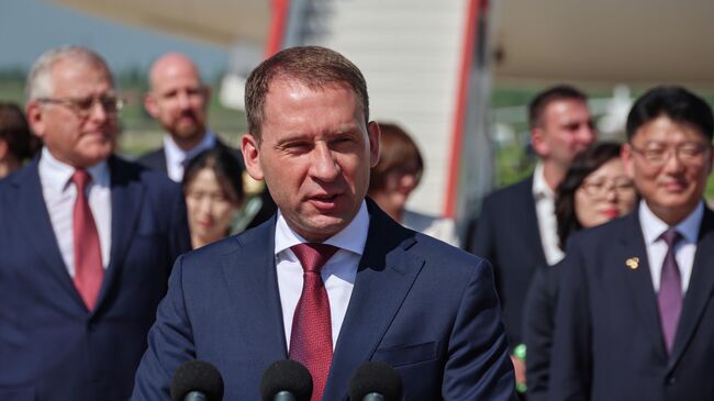 Министр природных ресурсов и экологии РФ Александр Козлов на торжественной церемонии в честь прибытия первого прямого авиарейса из Москвы в Пхеньян. 28 июля 2025 