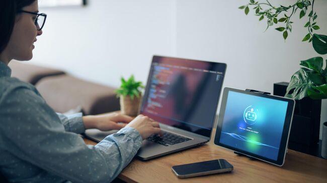 Девушка использует искусственный интеллект