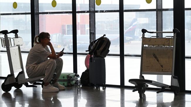 Девушка в терминале Международного аэропорта Шереметьево